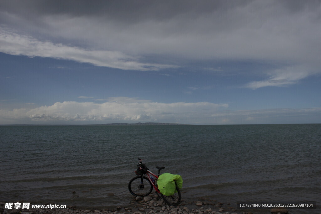 海边骑行者的惬意时光