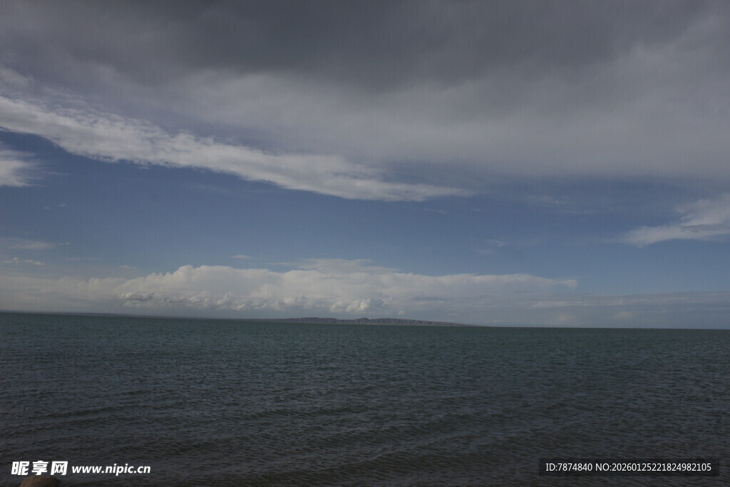 广阔海面与多云天空