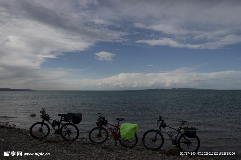 湖畔自行车停放的美丽风景