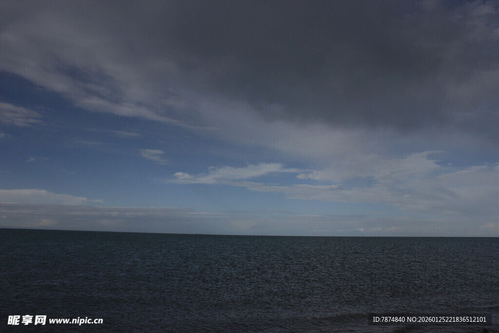 海上乌云密布的阴沉景象