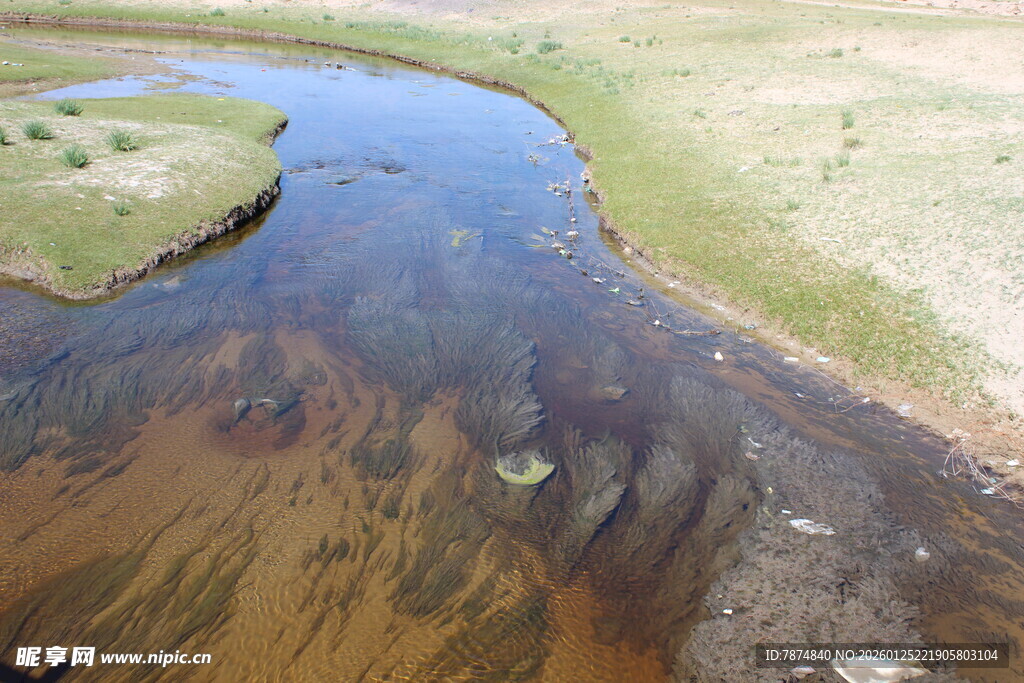 蜿蜒河流穿草原