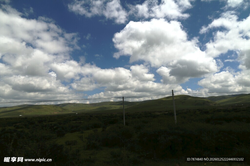 蓝天白云下的开阔原野