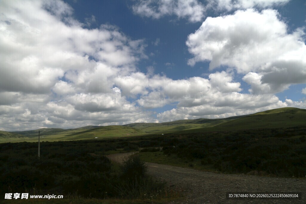山间小路旁的蓝天白云美景