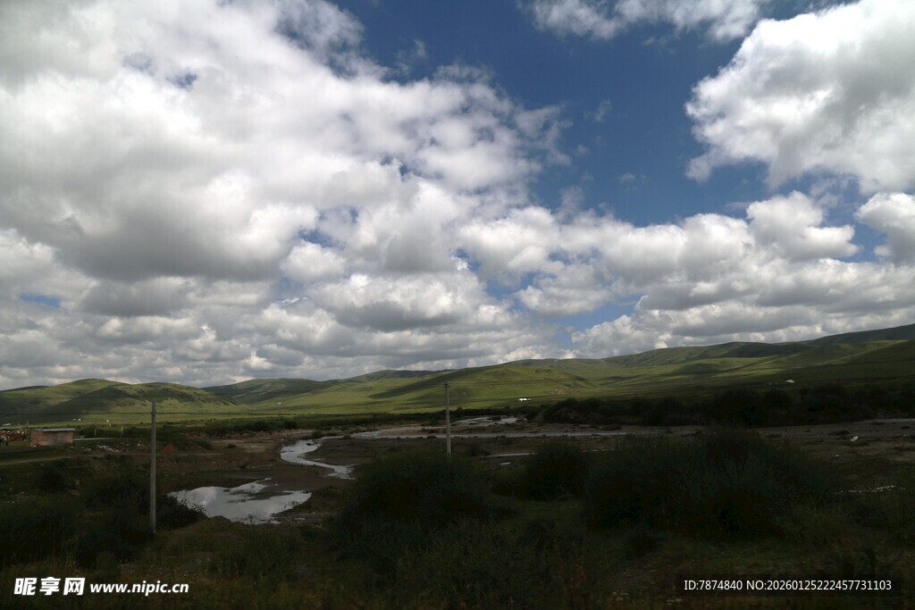 蓝天白云下的广袤田野