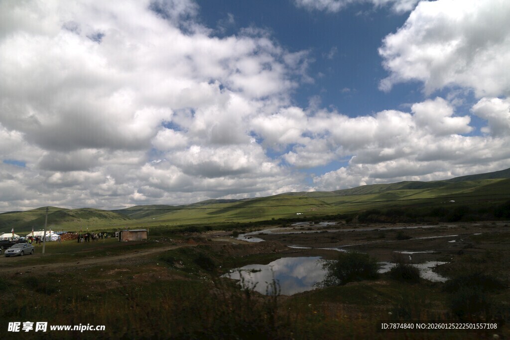 田园风光中的蓝天白云湖泊