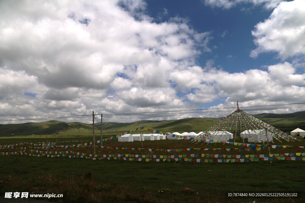 草原上的帐篷与蓝天白云