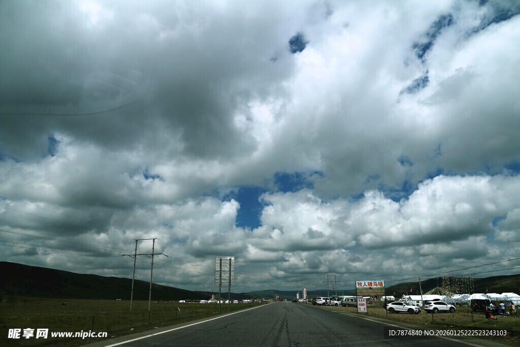 公路上的多云天空景象