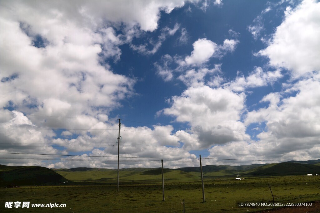 蓝天白云下的广袤田野