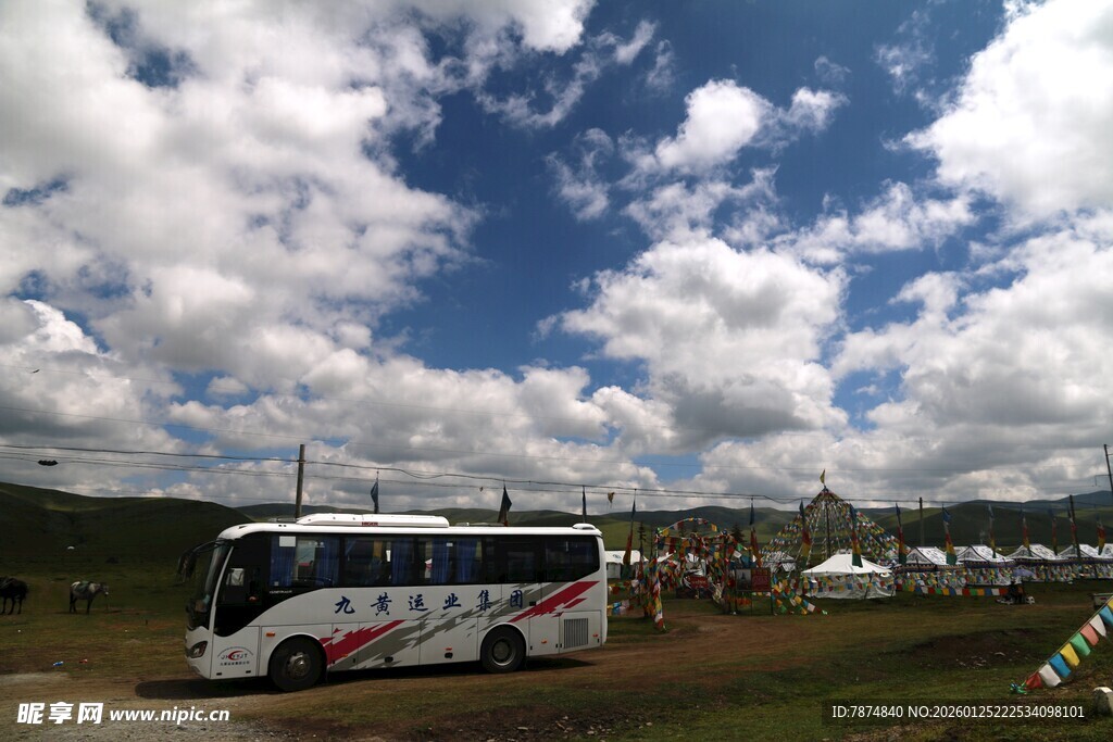 户外风景中的旅游大巴