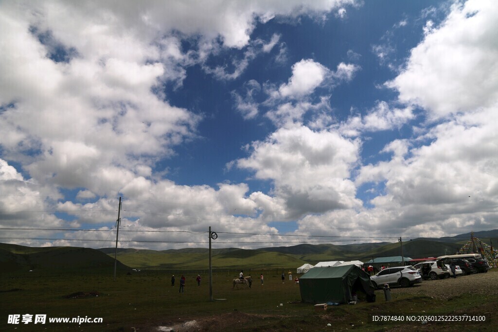草原上的车辆与蓝天白云