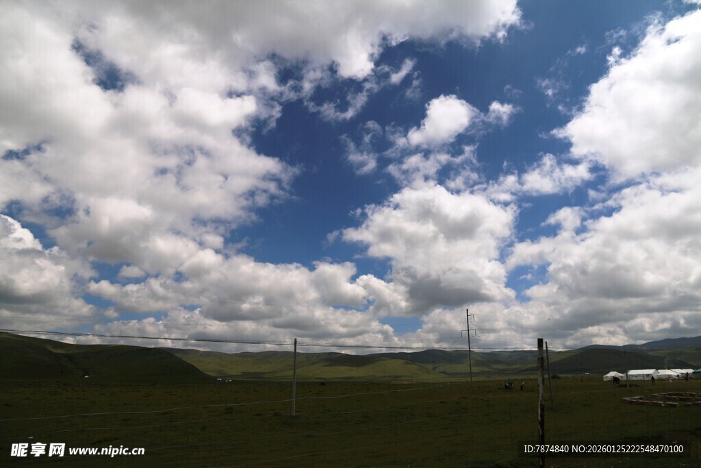 草原蓝天云朵美丽风光