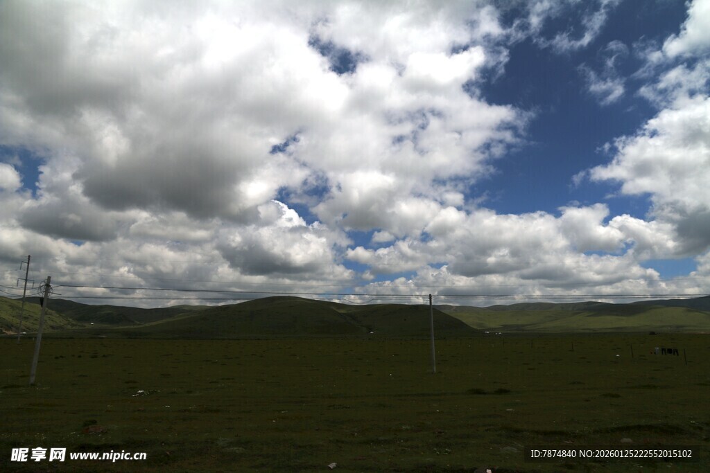 草原蓝天与白云美景