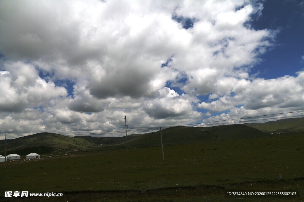 草原上空的壮丽云朵