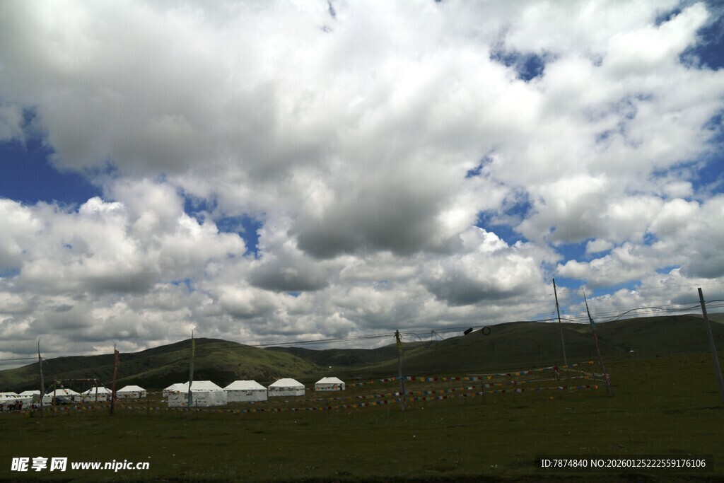 草原上的蒙古包与蓝天白云