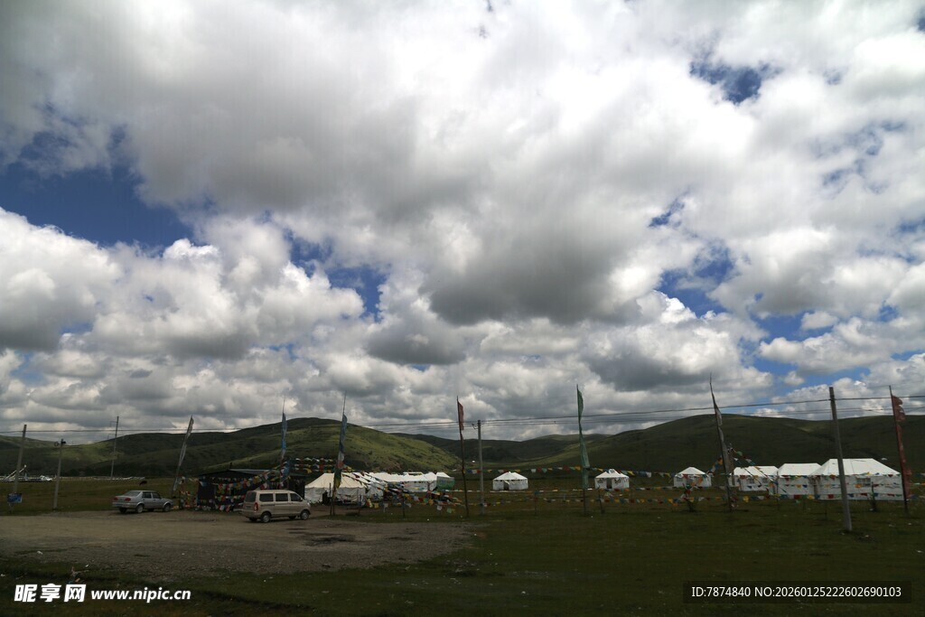 蓝天白云下的田园风光