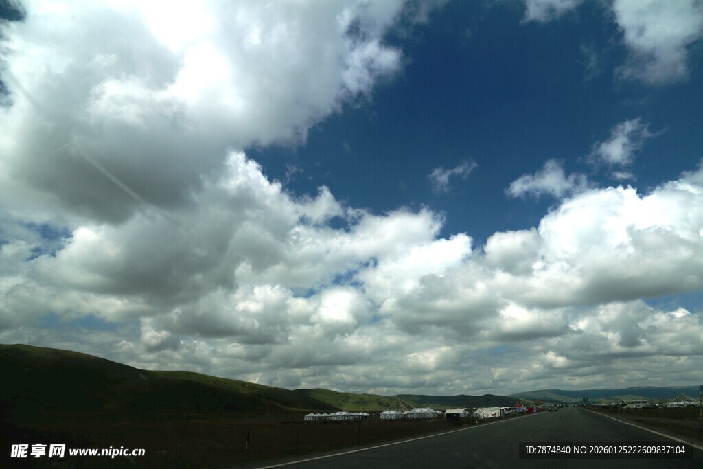 公路上的蓝天白云美景