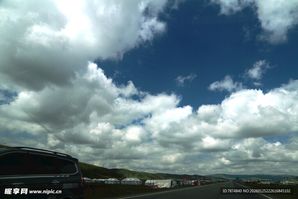 蓝天白云下的开阔公路