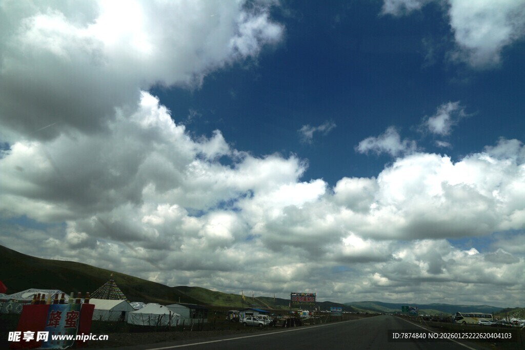 公路上的蓝天白云美景