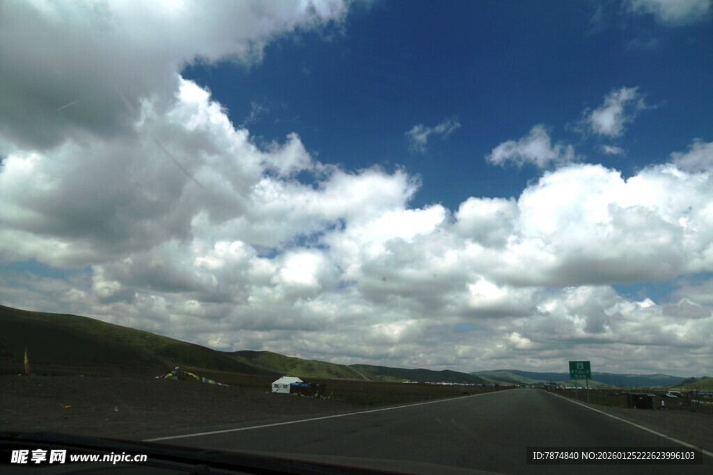 公路上的蓝天白云美景