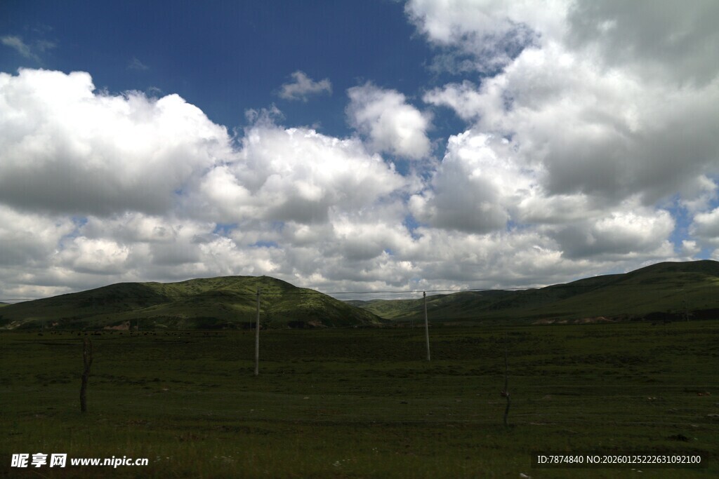 蓝天白云下的翠绿山峦