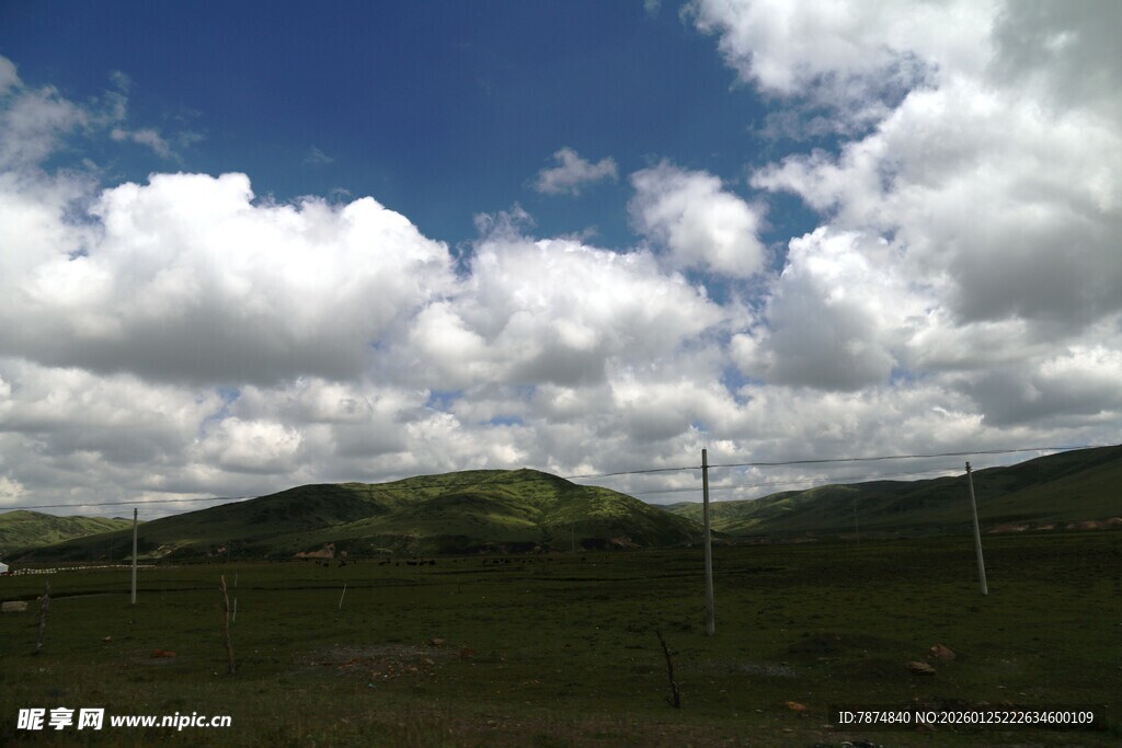 蓝天白云下的开阔山野