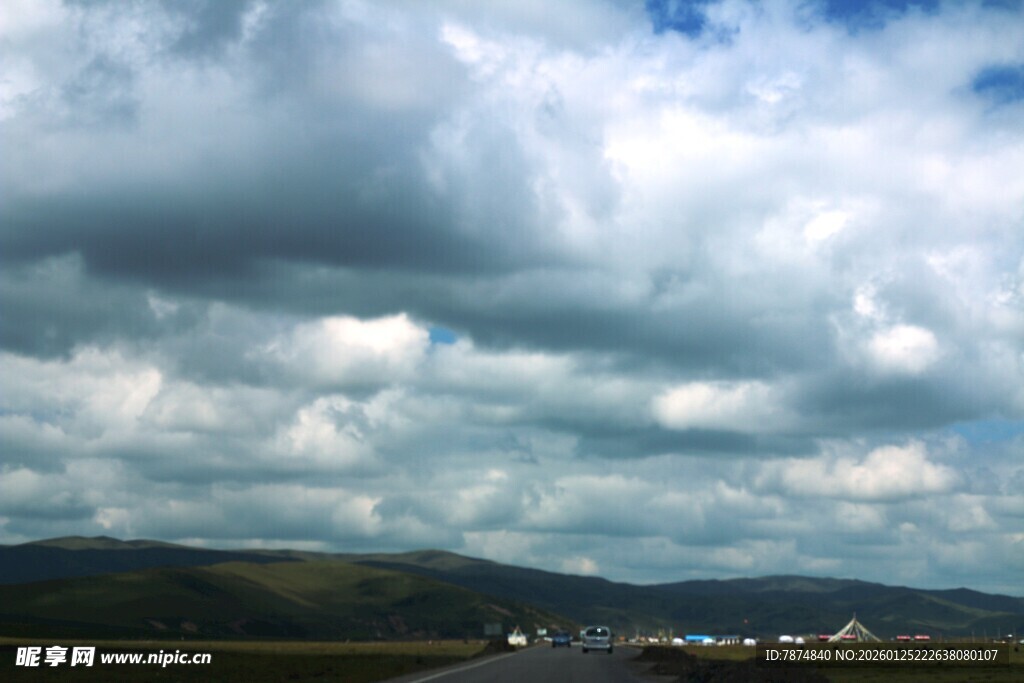 山间公路上的壮丽云层景观
