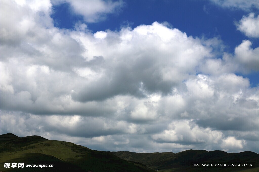 蓝天白云下的山峦美景