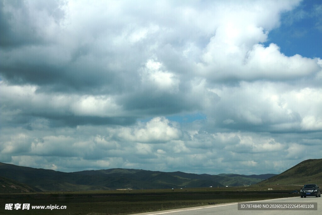 公路上的蓝天白云与远山