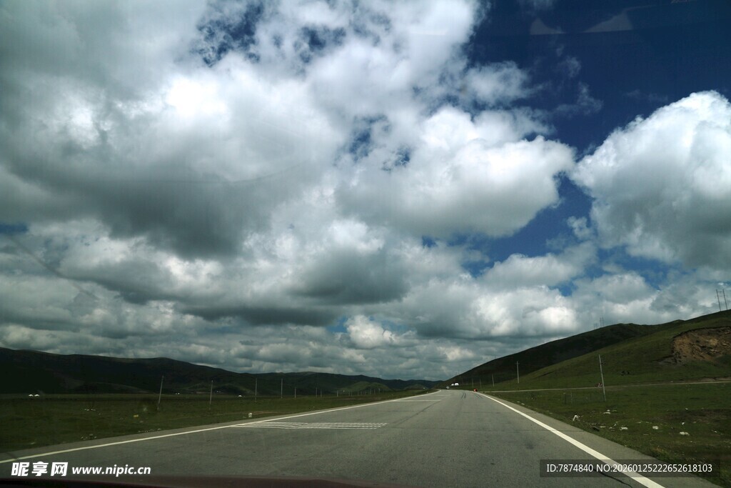 公路风景 蓝天白云与远山