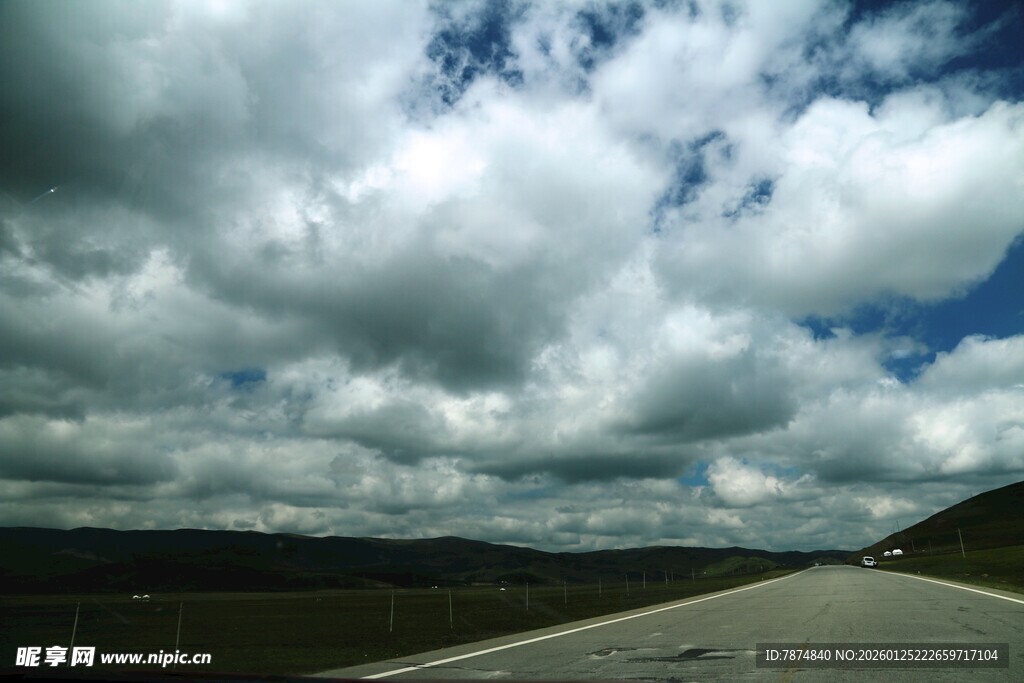 公路之上 云层低垂