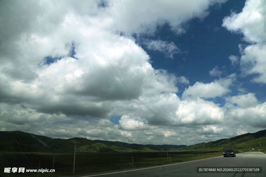 公路上的蓝天白云美景