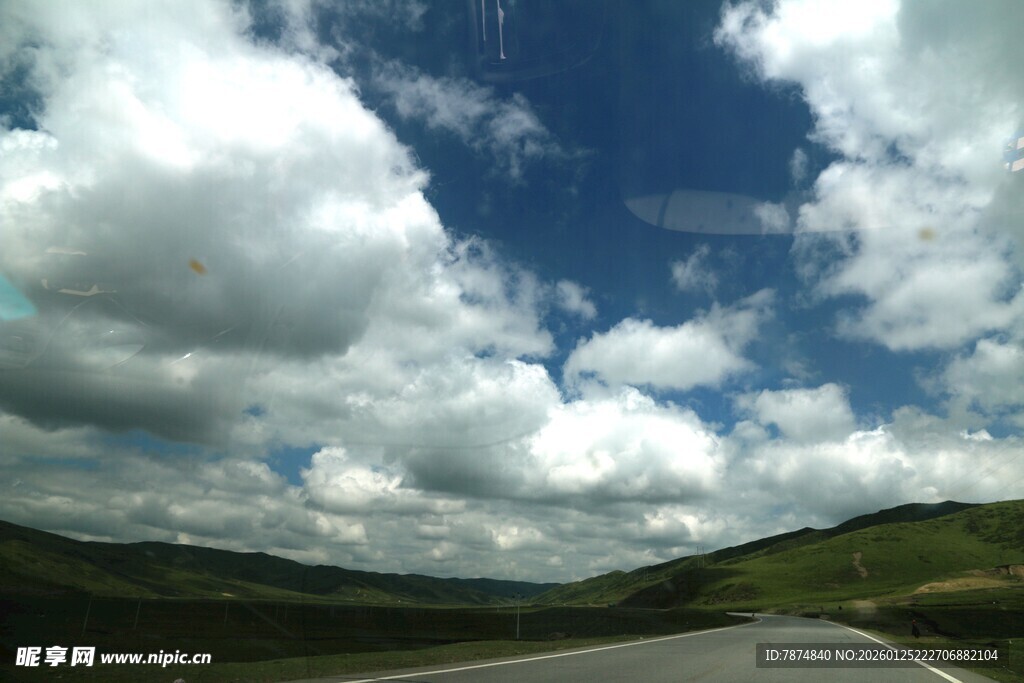 公路上的蓝天白云青山