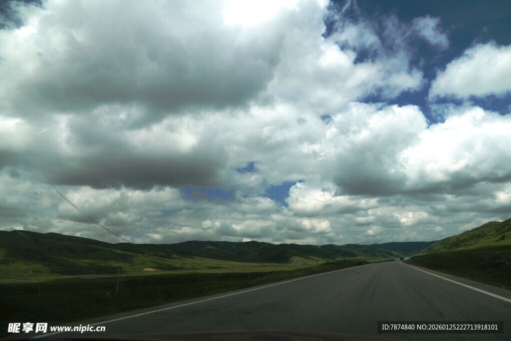 公路伸向远方的壮美风景