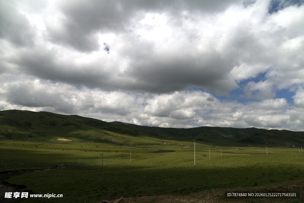 草原上空的壮丽云层景观
