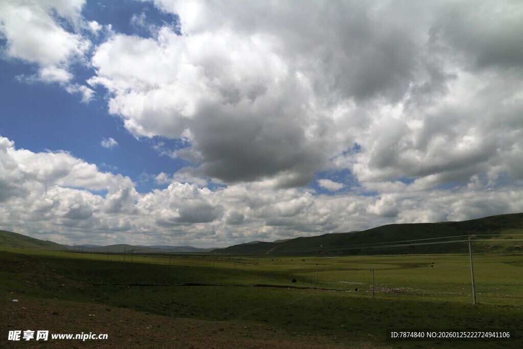 草原上空的壮丽云层
