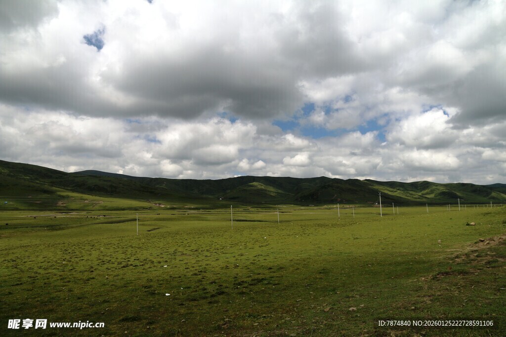 广袤草原与天际云朵景观