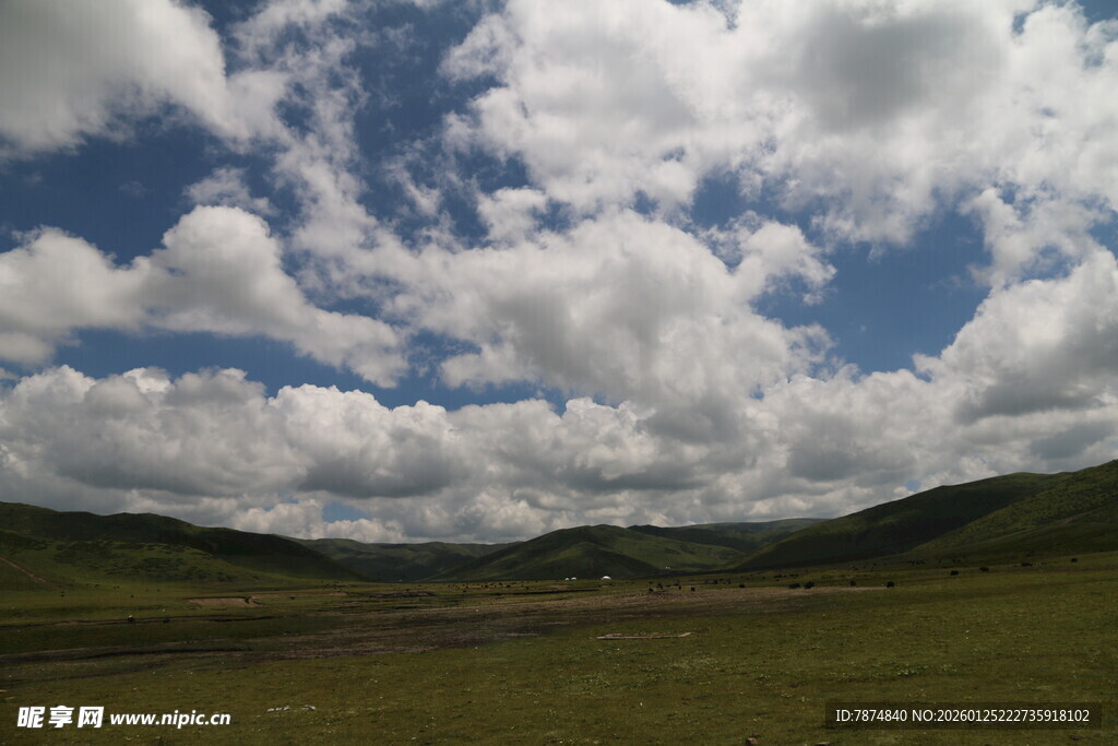 草原上空的蓝天白云美景