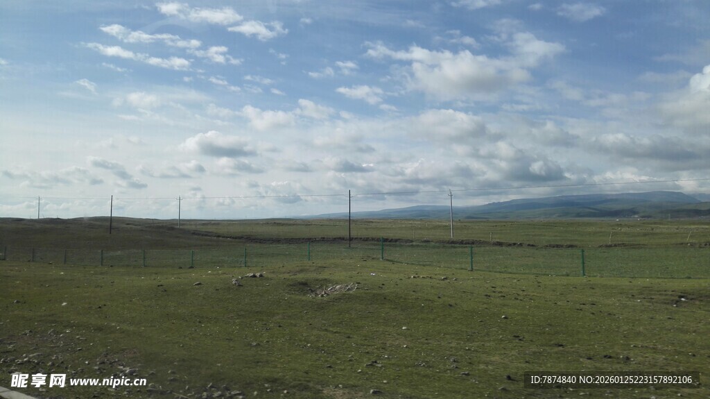 广袤草原与蓝天白云景观