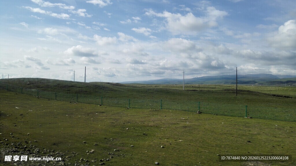草原上的风力发电机组