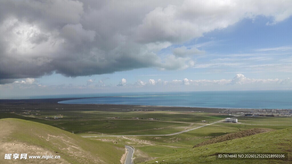 草原与海的壮阔风景