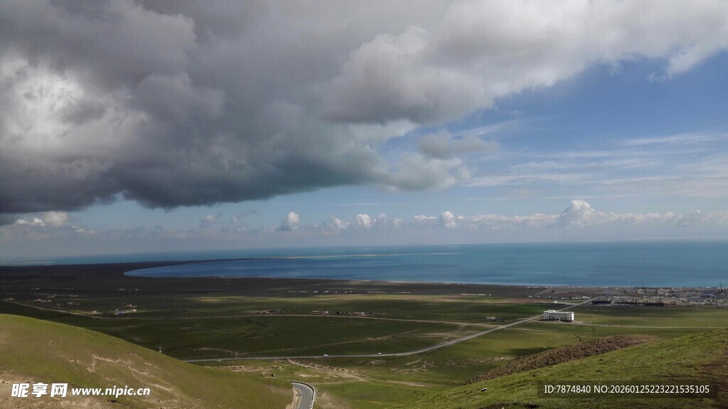 海岸草原风光 云遮天际
