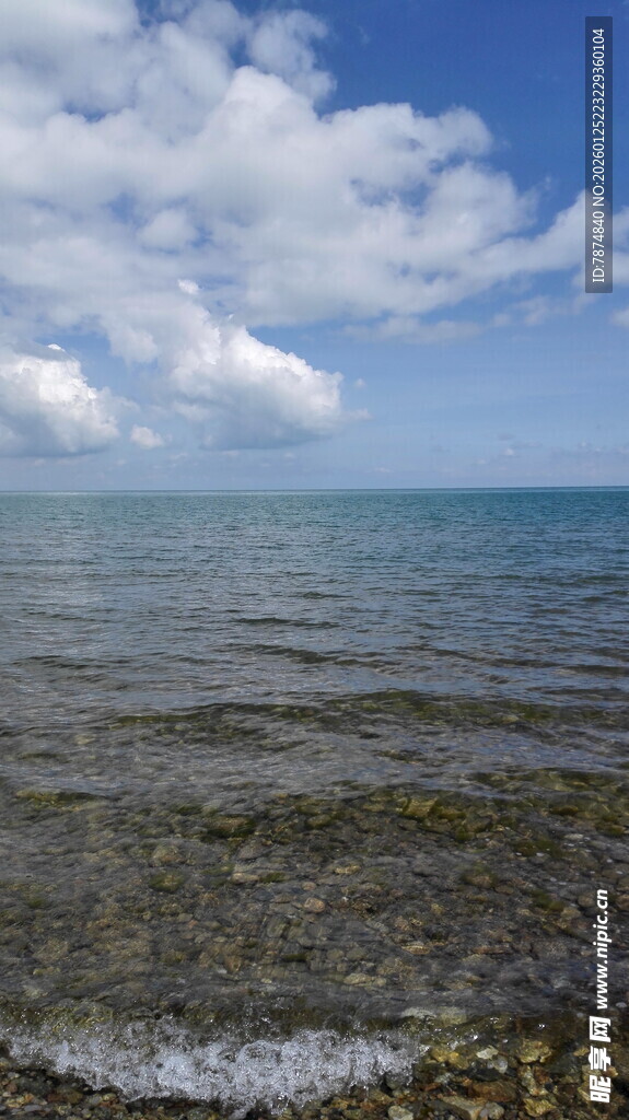 海边风景 清澈海水与蓝天