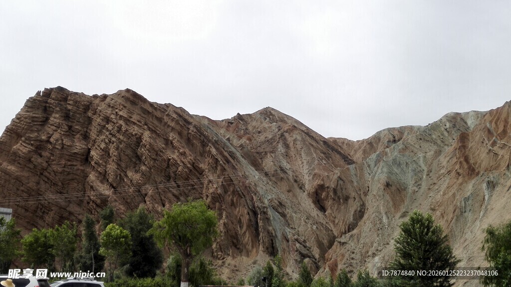 多彩山峦风景图