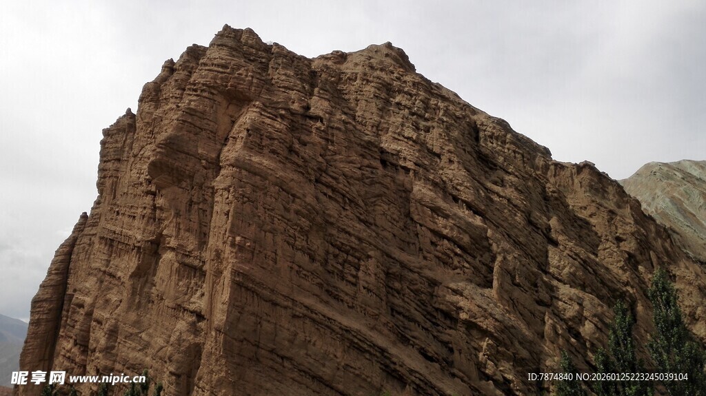 陡峭层叠的壮丽岩石山峰