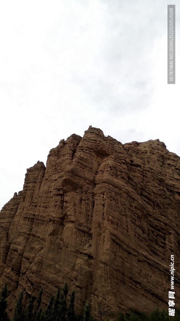 巍峨嶙峋的壮丽山峰