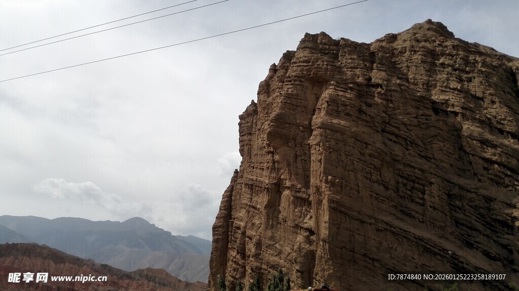 巍峨嶙峋的壮观岩石
