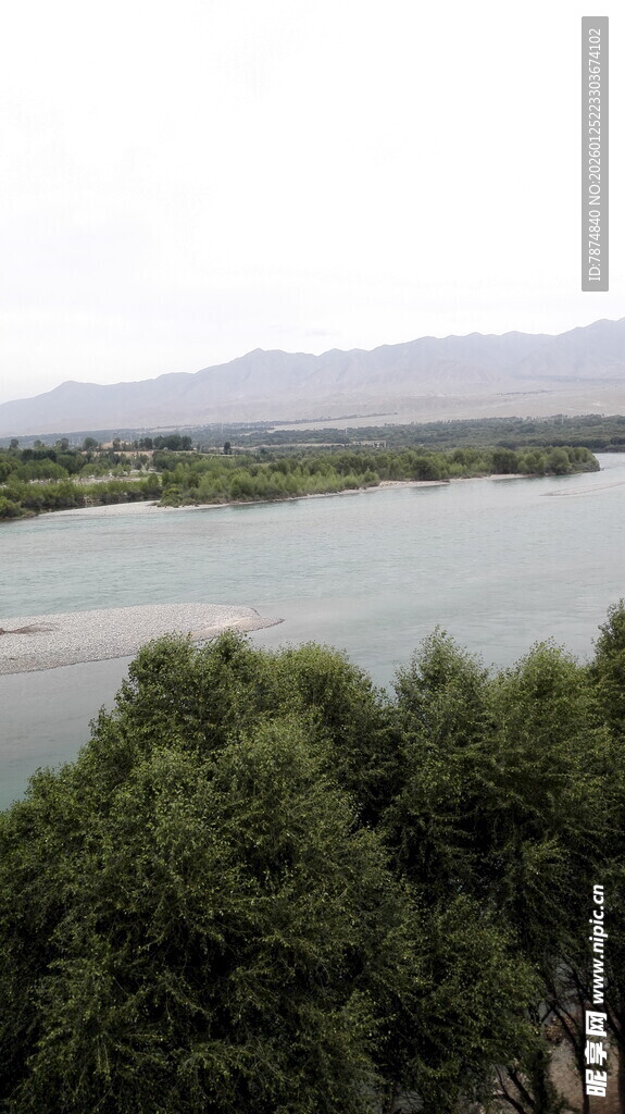 湖畔绿树与远山景致