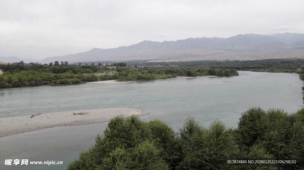 河畔风光 远山近树