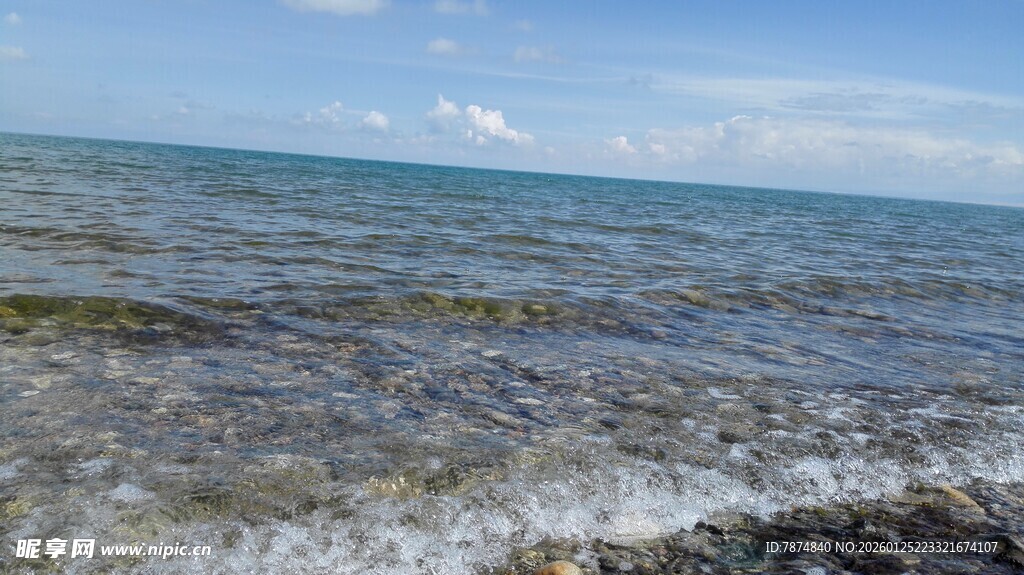 海边浪花翻涌的美丽景致