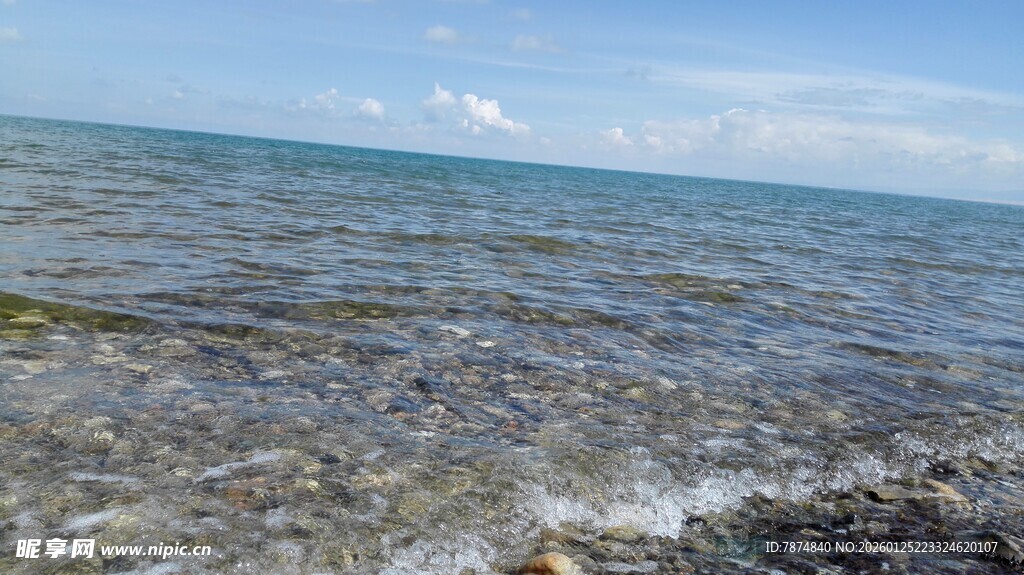 清澈海边 海浪轻拍沙滩